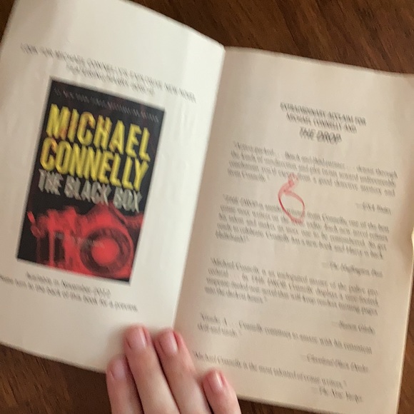 GIFTED! Free With Purchase! Michael Connelly Novel - Picture 4 of 4